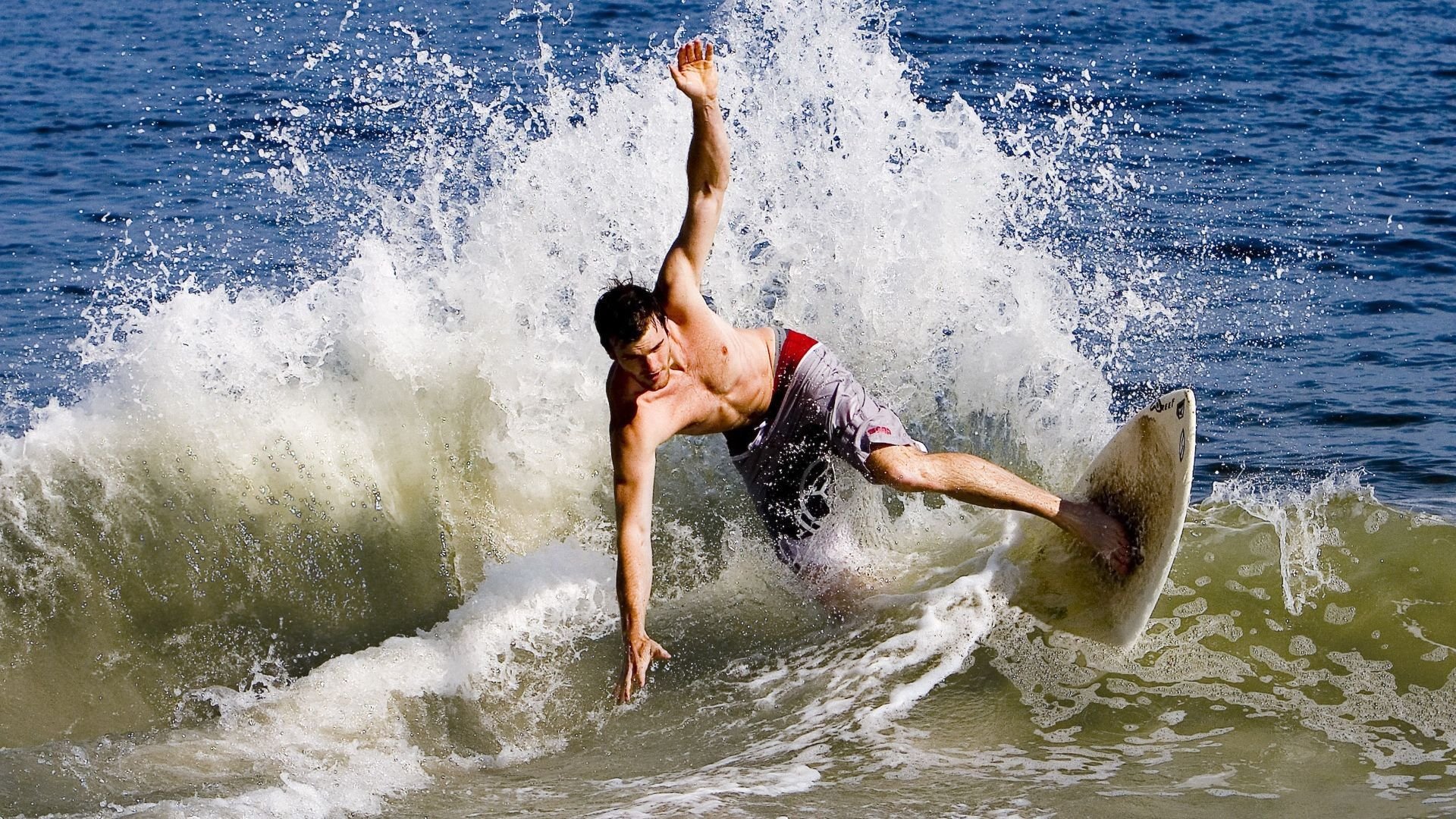 季后赛中的“奇迹逆转”:库里在第四节投中六个三分逆袭成功!